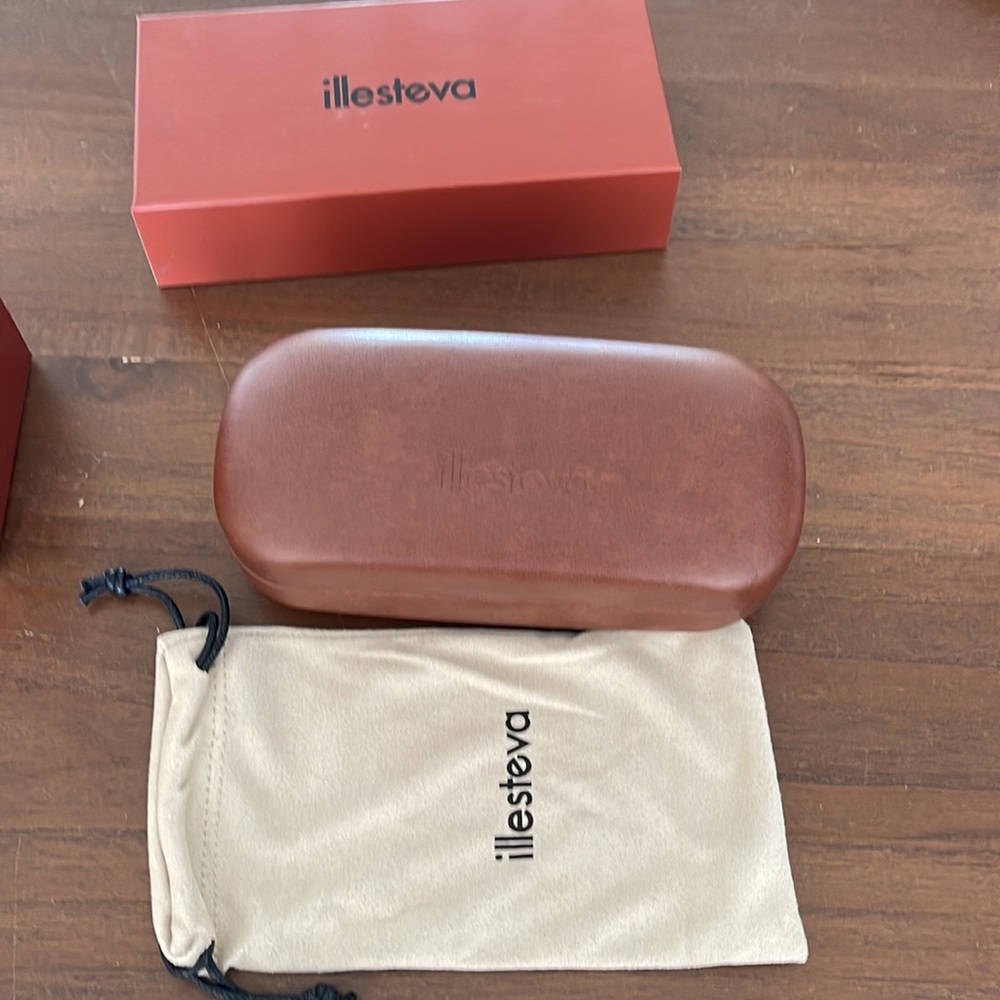 Illestiva box, case and dust bag glasses